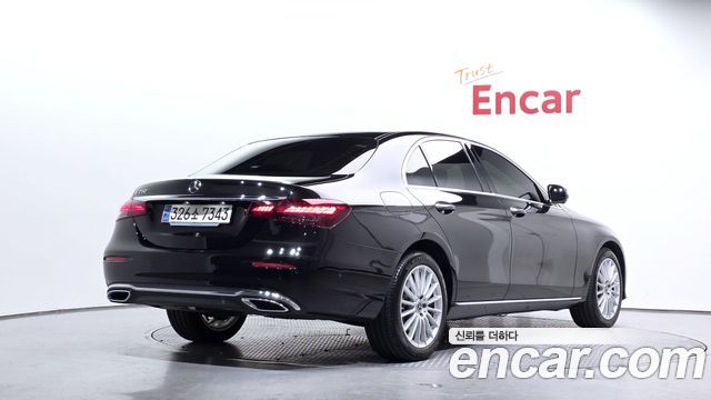 Mercedes-Benz E-Class 2023 — photo 2