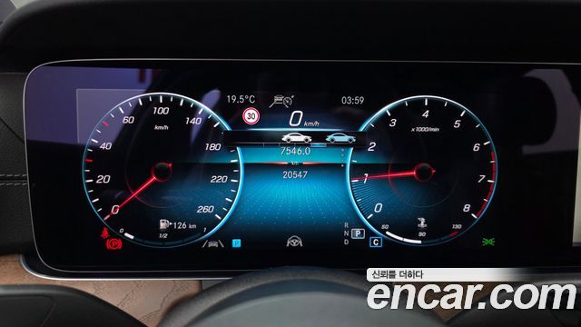 Mercedes-Benz E-Class 2023 — photo 11