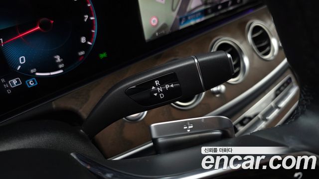 Mercedes-Benz E-Class 2023 — photo 12