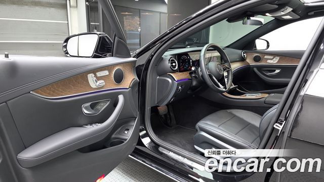 Mercedes-Benz E-Class 2023 — photo 13