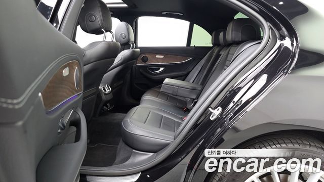 Mercedes-Benz E-Class 2023 — photo 17