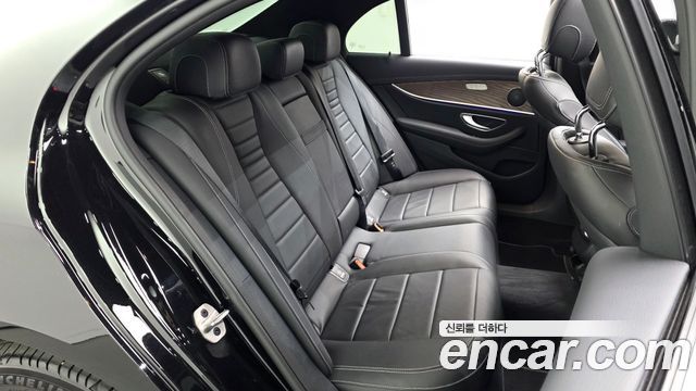 Mercedes-Benz E-Class 2023 — photo 18