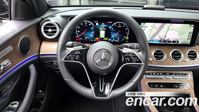 Mercedes-Benz E-Class 2023 — photo 19