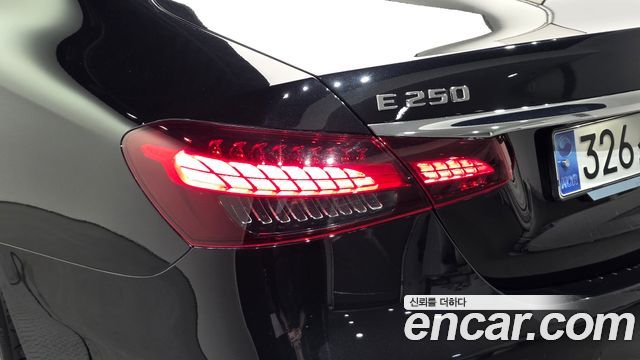 Mercedes-Benz E-Class 2023 — photo 9