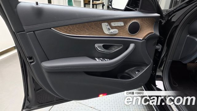 Mercedes-Benz E-Class 2023 — photo 14