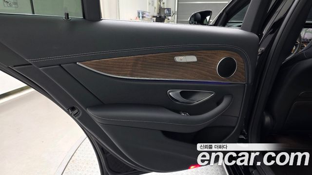 Mercedes-Benz E-Class 2023 — photo 15