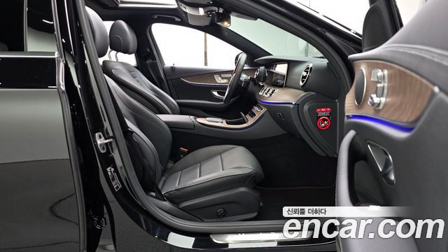 Mercedes-Benz E-Class 2023 — photo 16