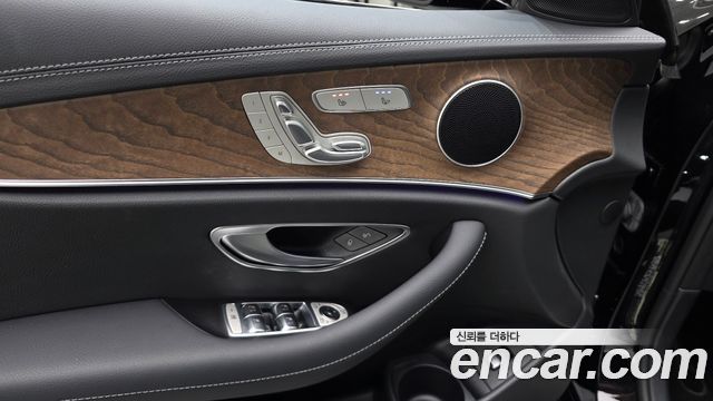 Mercedes-Benz E-Class 2023 — photo 32
