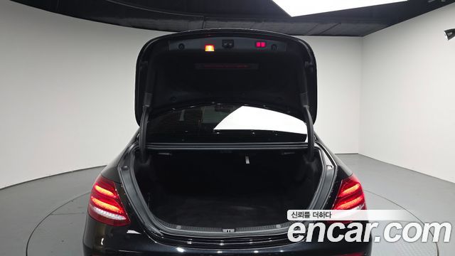 Mercedes-Benz E-Class 2017 — photo 26