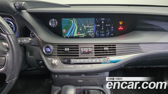 Lexus LS 2019 — photo 20