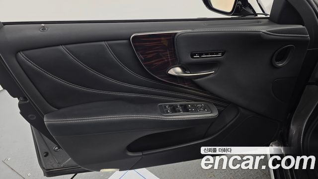 Lexus LS 2019 — photo 14