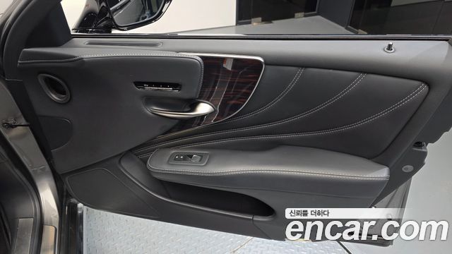 Lexus LS 2019 — photo 15