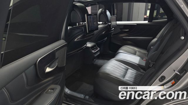 Lexus LS 2019 — photo 16