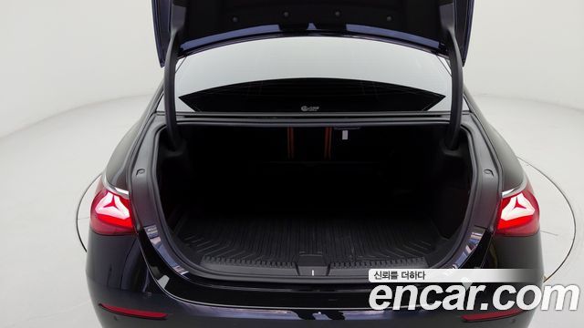 Mercedes-Benz E-Class 2024 — photo 12