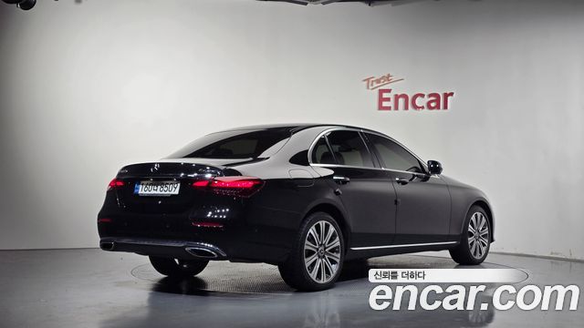 Mercedes-Benz E-Class 2023 — photo 2