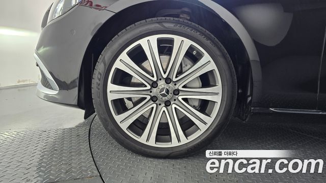 Mercedes-Benz E-Class 2023 — photo 5