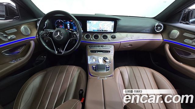 Mercedes-Benz E-Class 2023 — photo 10