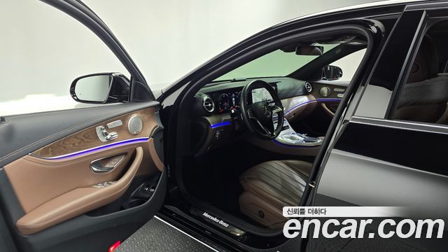 Mercedes-Benz E-Class 2023 — photo 13