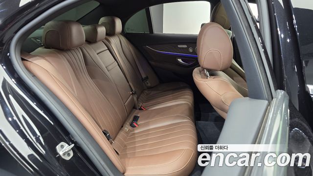 Mercedes-Benz E-Class 2023 — photo 17