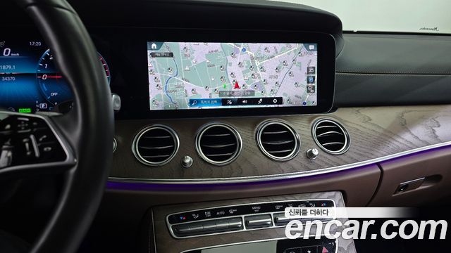 Mercedes-Benz E-Class 2023 — photo 18