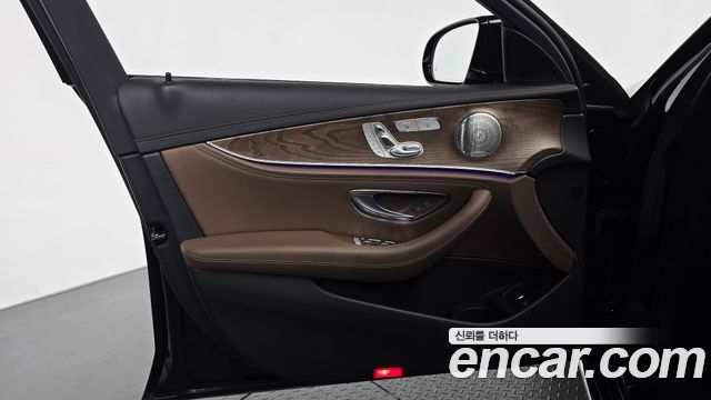 Mercedes-Benz E-Class 2023 — photo 14