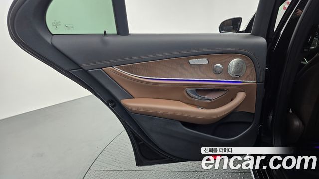 Mercedes-Benz E-Class 2023 — photo 15