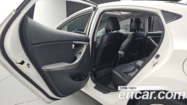 Hyundai AVANTE 2013 — photo 12