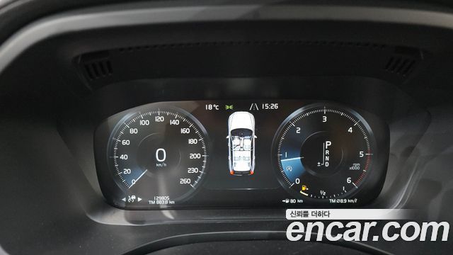 Volvo XC60 2018 — photo 11