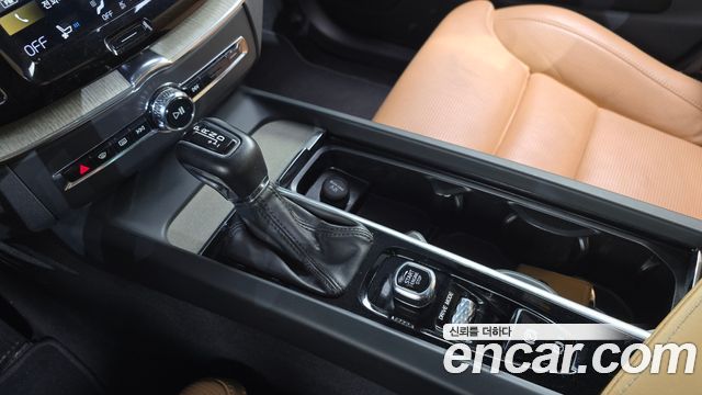 Volvo XC60 2018 — photo 12