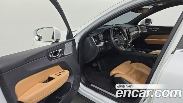 Volvo XC60 2018 — photo 13