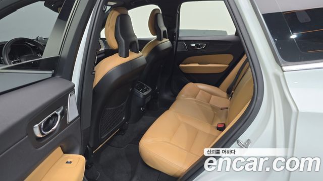 Volvo XC60 2018 — photo 17