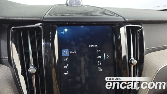 Volvo XC60 2018 — photo 18