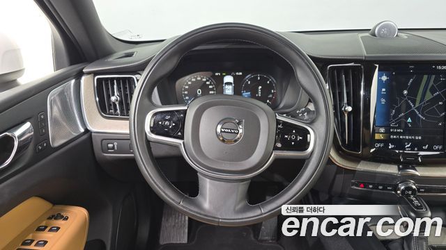 Volvo XC60 2018 — photo 20