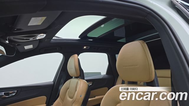 Volvo XC60 2018 — photo 24