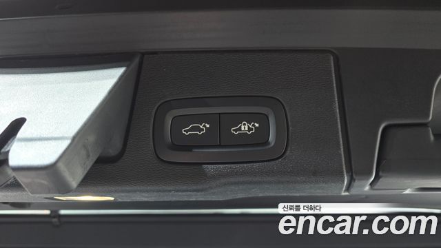 Volvo XC60 2018 — photo 25