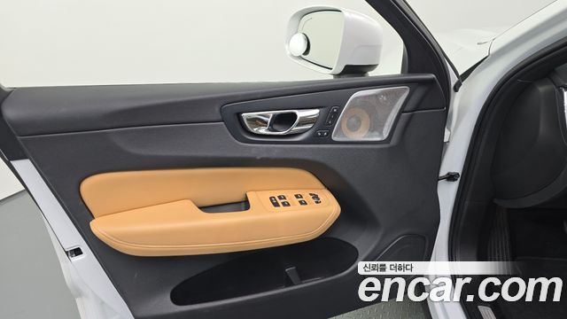 Volvo XC60 2018 — photo 14