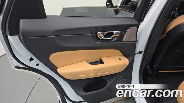 Volvo XC60 2018 — photo 15