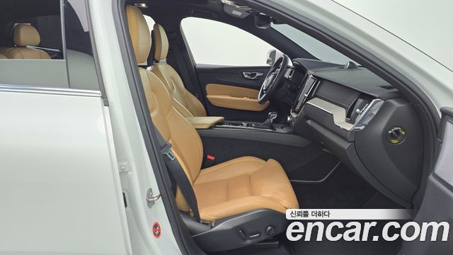 Volvo XC60 2018 — photo 16