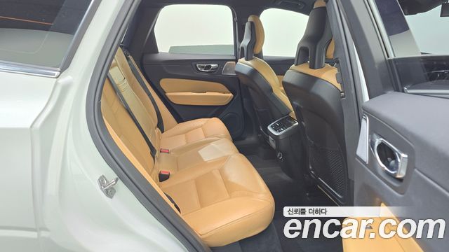 Volvo XC60 2018 — photo 27