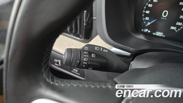 Volvo XC60 2018 — photo 30