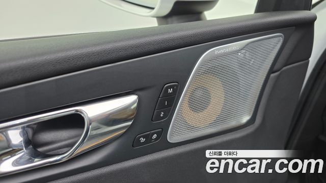 Volvo XC60 2018 — photo 38