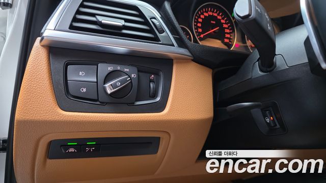 BMW 3-Series 2018 — photo 26