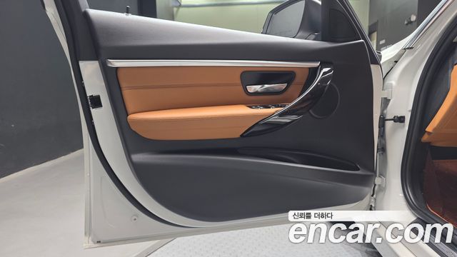 BMW 3-Series 2018 — photo 14