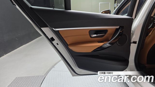 BMW 3-Series 2018 — photo 15