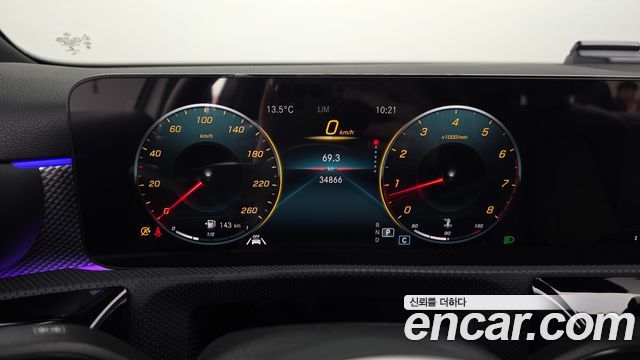 Mercedes-Benz A-Class 2022 — photo 11