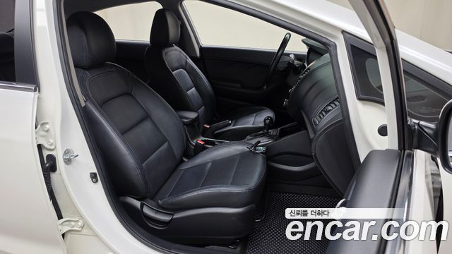 Kia K3 2013 — photo 17