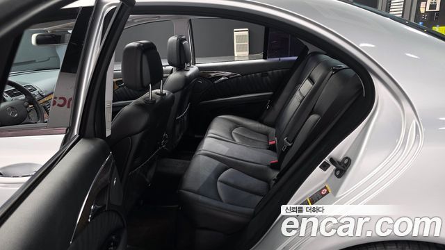 Mercedes-Benz E-Class 2007 — photo 12