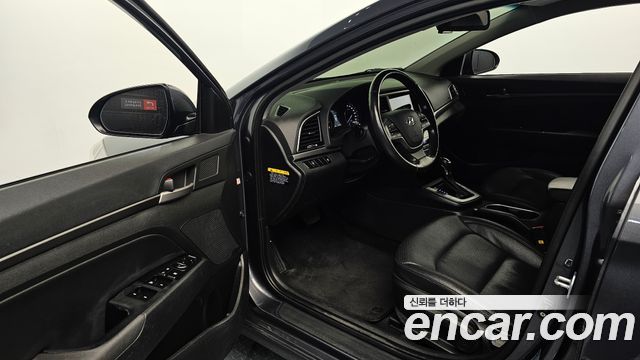 Hyundai AVANTE 2017 — photo 13