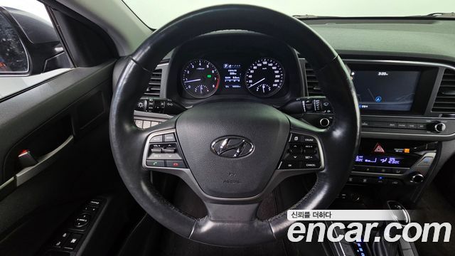 Hyundai AVANTE 2017 — photo 17