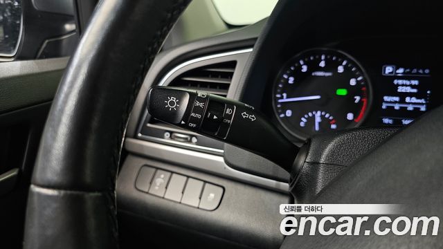 Hyundai AVANTE 2017 — photo 21